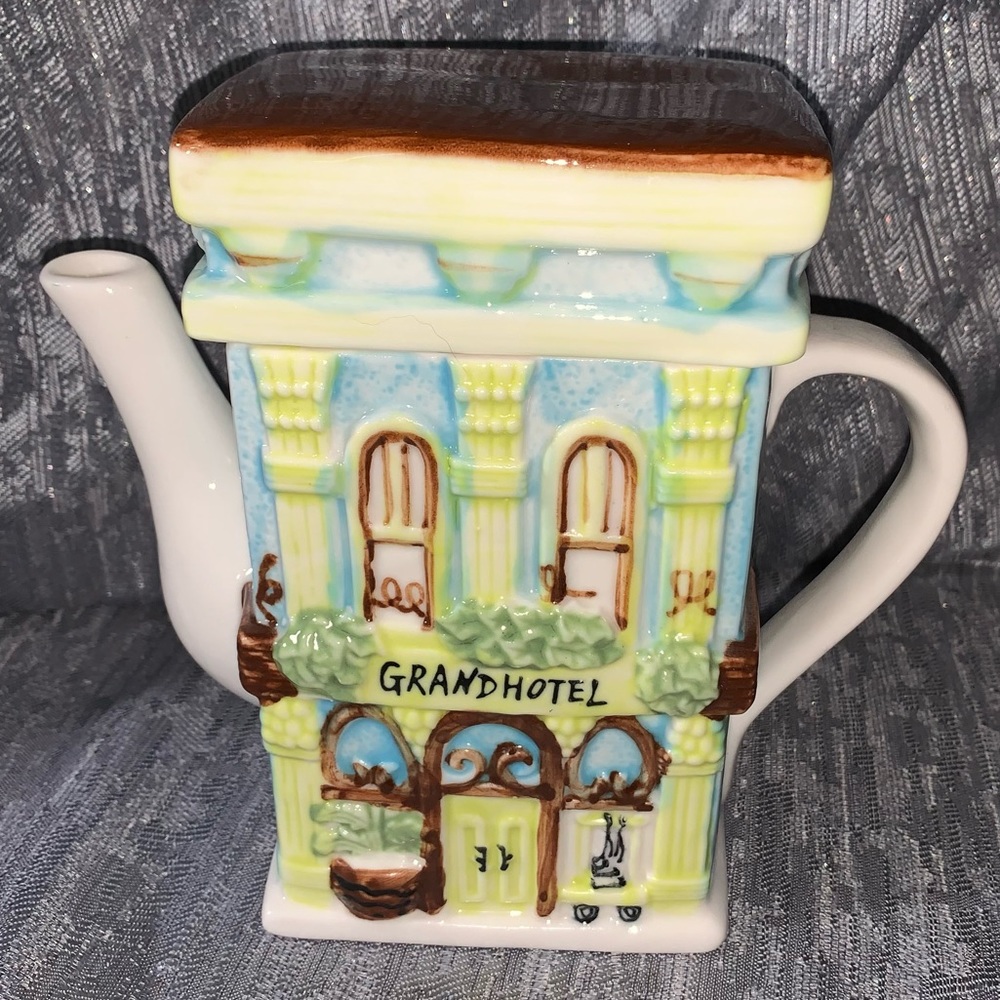 Twinings Grand Hotel Ceramic Teapot EXCELLENT CONDITION!!